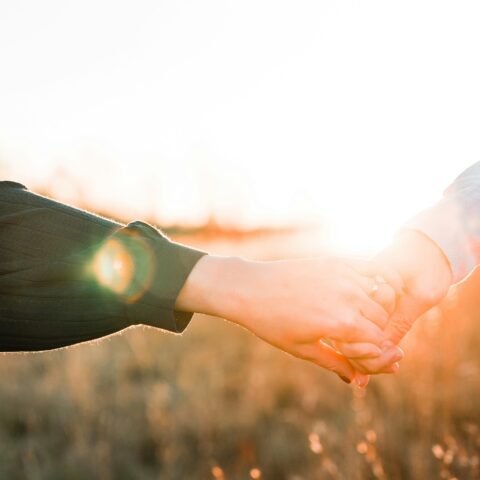 マッチングアプリにない「確実さ」と「効率」｜ 結婚相談所が選ばれる理由とは？
